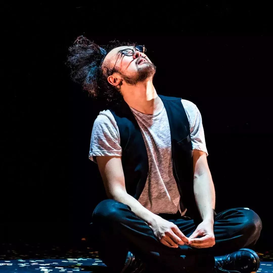 走到《雅各比和雷弹头》的幕后,才发现它不只是独角戏