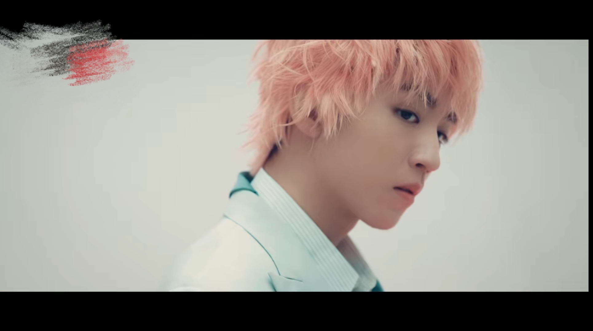 王俊凯新杂志染成粉色头发,还剪了狗啃刘海,20岁后更大胆!