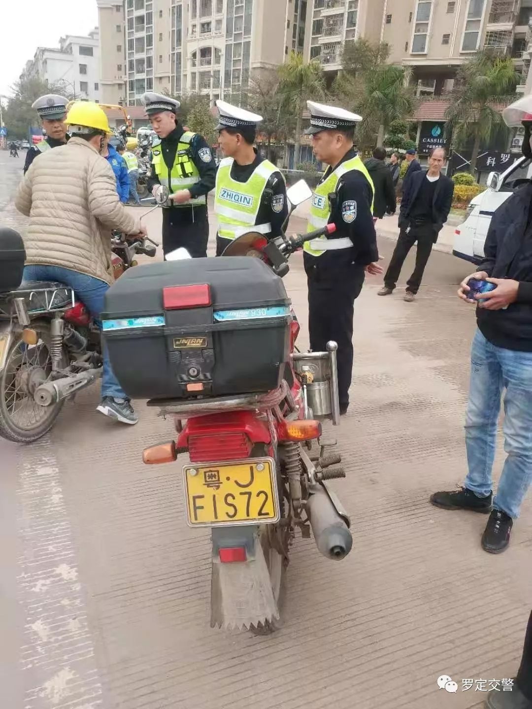 一批粤w车故意遮挡号牌被曝光扣12分看看有你认识的吗