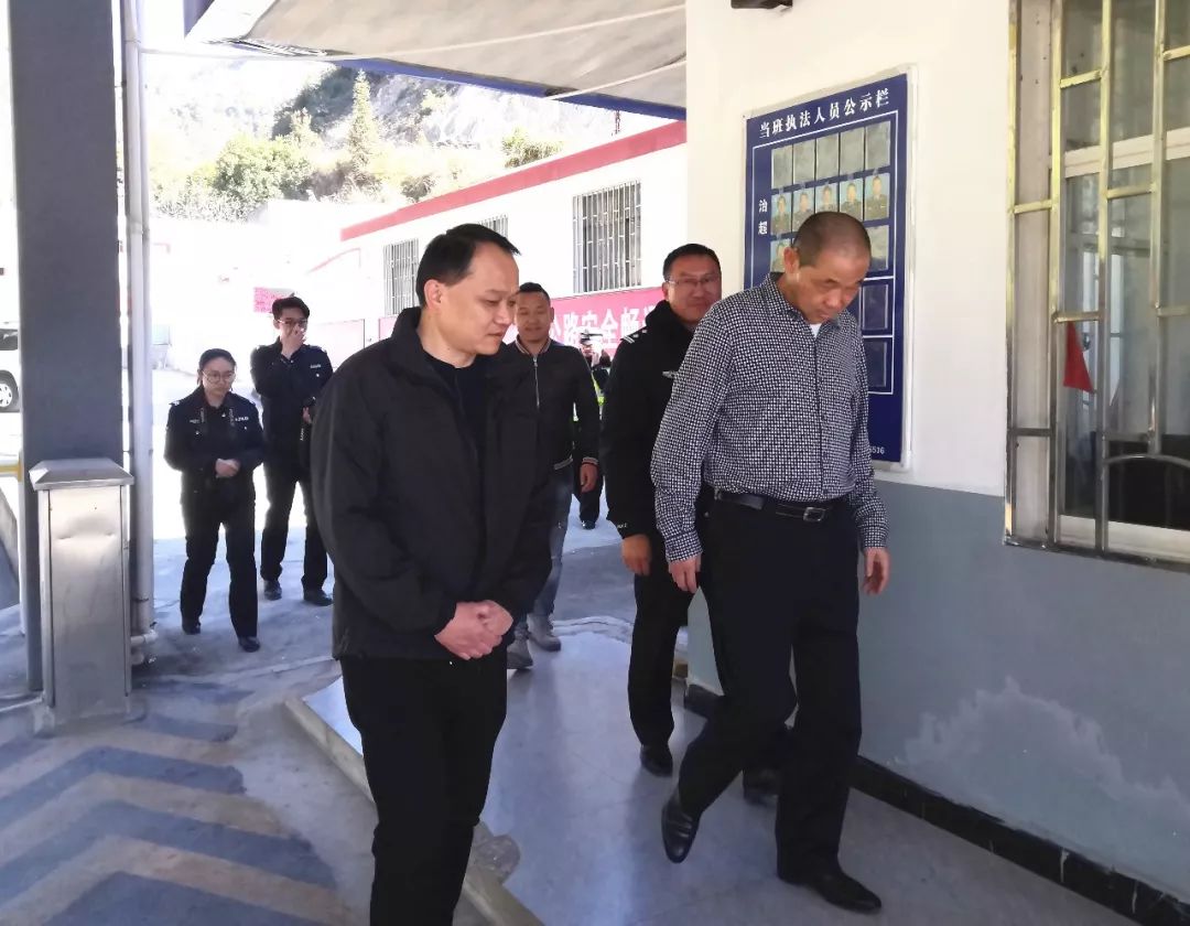 12月24日,云南省公安厅交通警察总队副总队长刘刚一行到个旧仙人洞