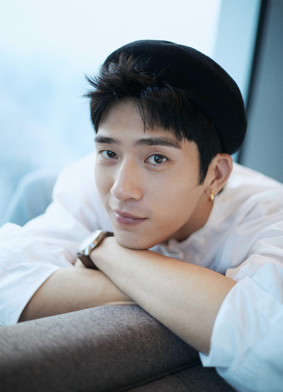 井柏然文艺写真曝光白衬衫显轻熟男魅力