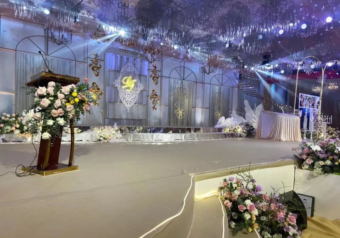 湛江一户人家结婚,出动12辆劳斯莱斯,连婚棚都搭了200万.