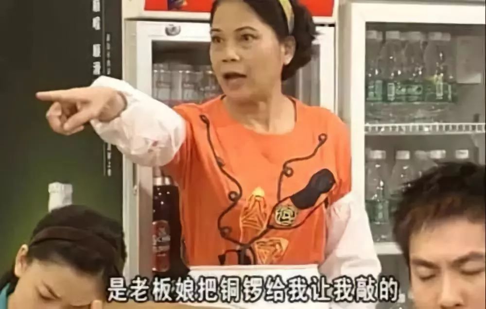 阿娇在剧中所以有时候会被房东祝师奶追着交房租因为一个人打工养家