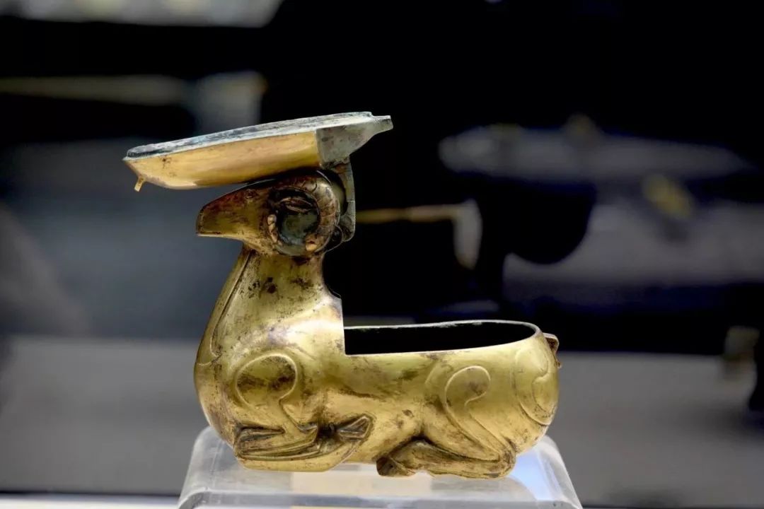 西汉鎏金羊形铜灯西安博物院藏战国青铜行鼎灯望野博物馆藏汉代青铜耳