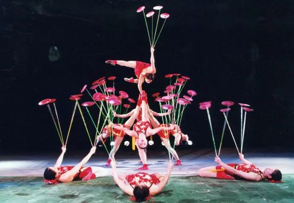 可谓武家绝技中的一朵奇葩 奇巧彩碟·少女杂技秀 已有两千多年的悠久