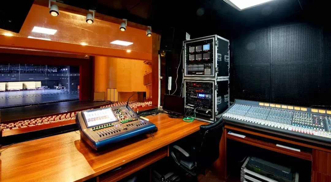 灯光音控设备左上:音控台右上:数字调音台,卡座&cd机,模拟调音台(左至