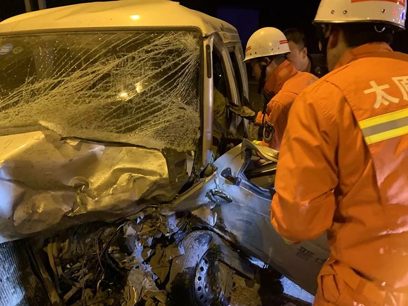 清徐:血的教训!滨河西路车祸3死5伤.