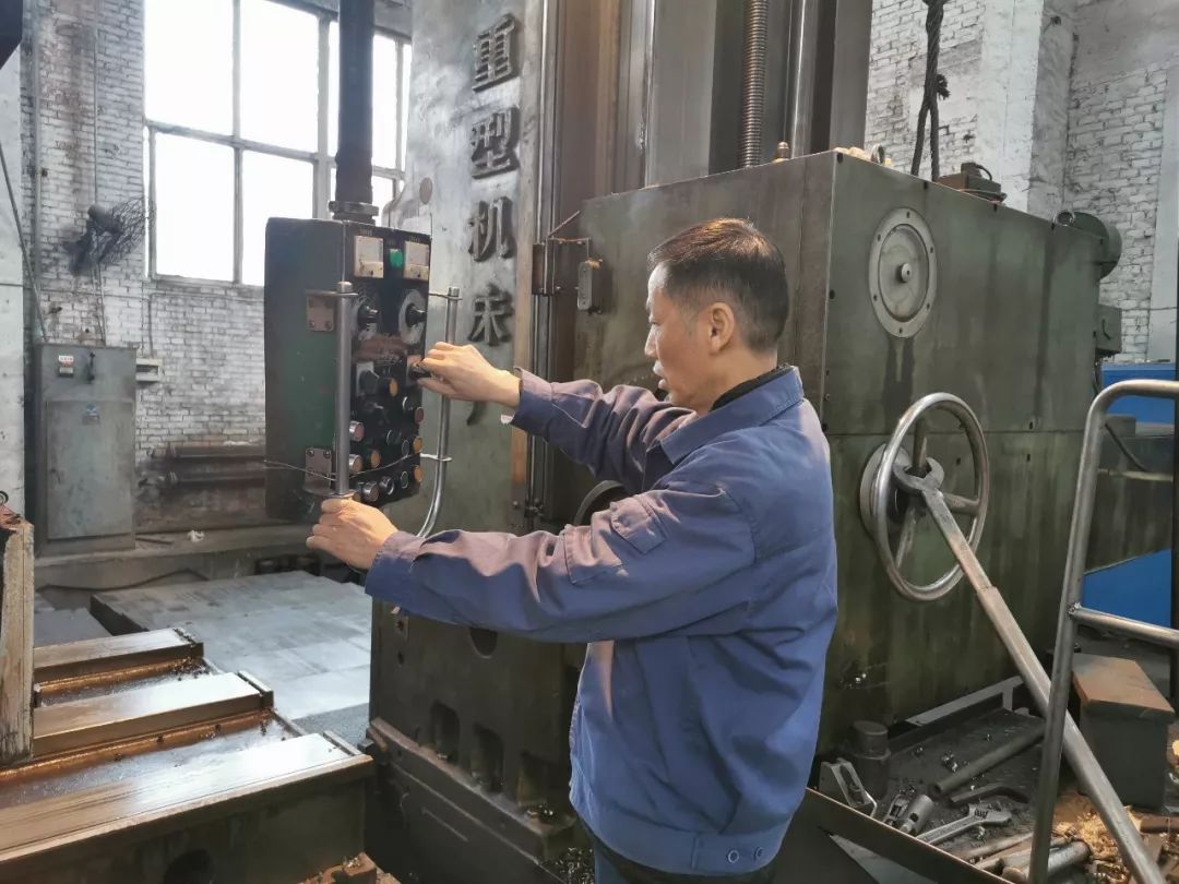 正是凭借退伍军人的一身胆气,一身硬气,张宝生在镗工这个岗位上干出了