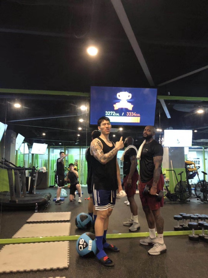 比外援还强壮的中国球员,卧推媲美詹姆斯!铁牛不打cba也是赢家