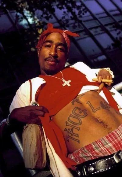 作为匪帮说唱代表性人物,2pac 亦是频频佩戴 bandana