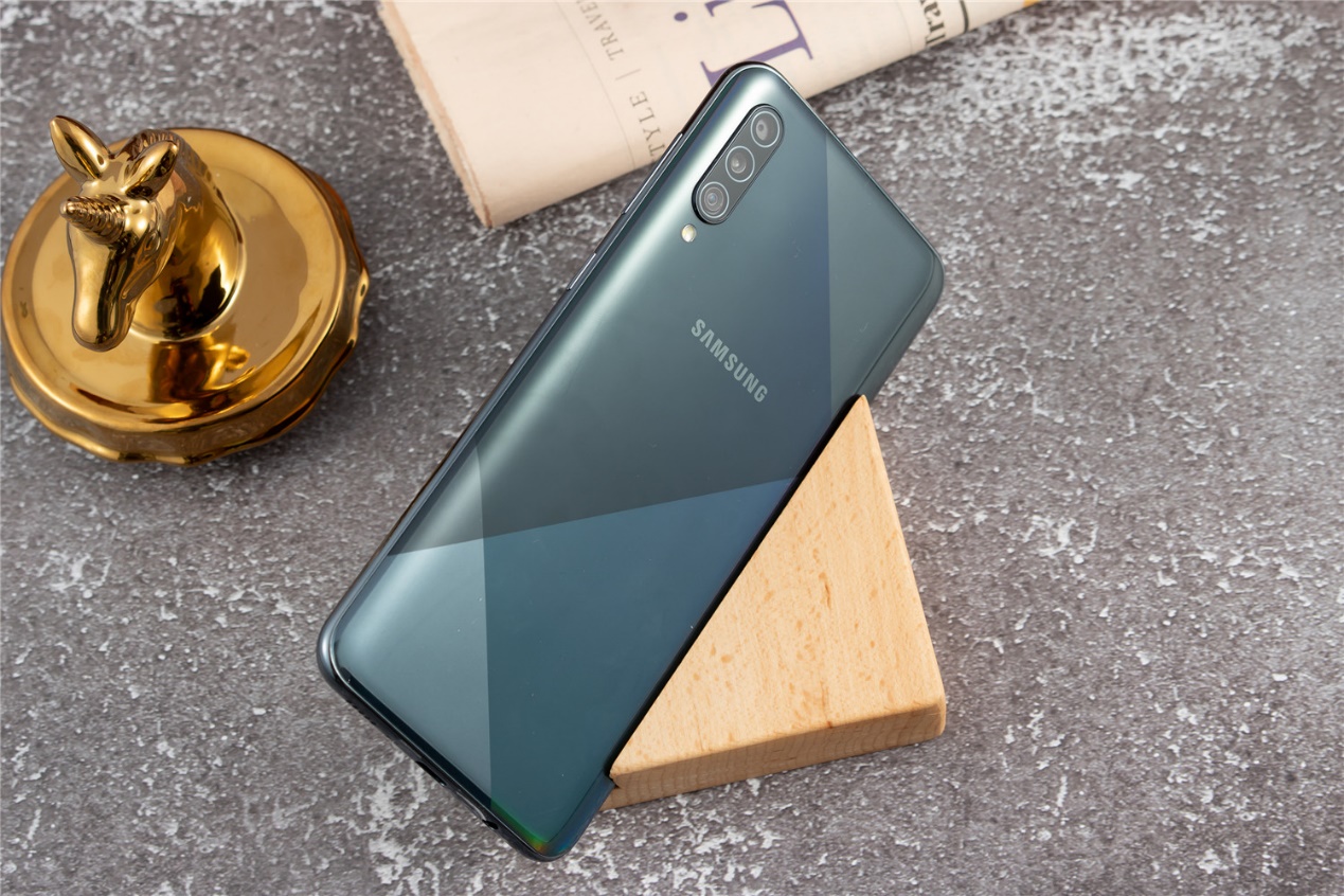 文艺范与时尚感巧妙融合,俘获年轻人的三星a50s手机,究竟如何_galaxy