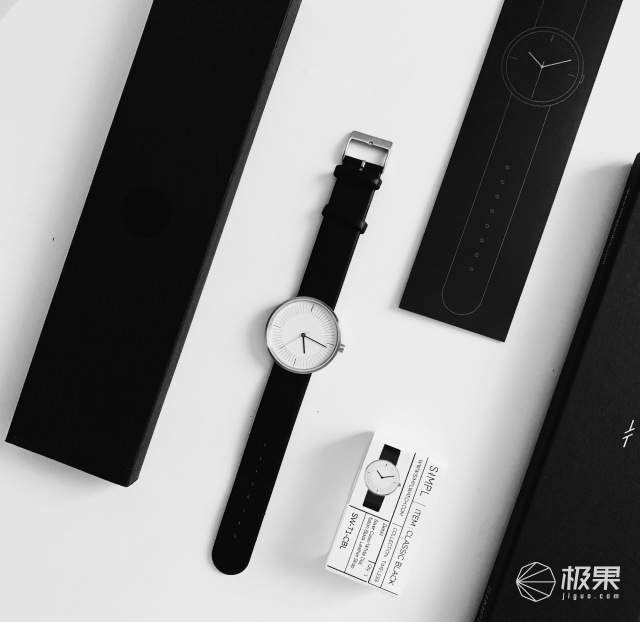 黑白塑造经典时尚，这款个性的手表适合年轻人佩戴！_simpl