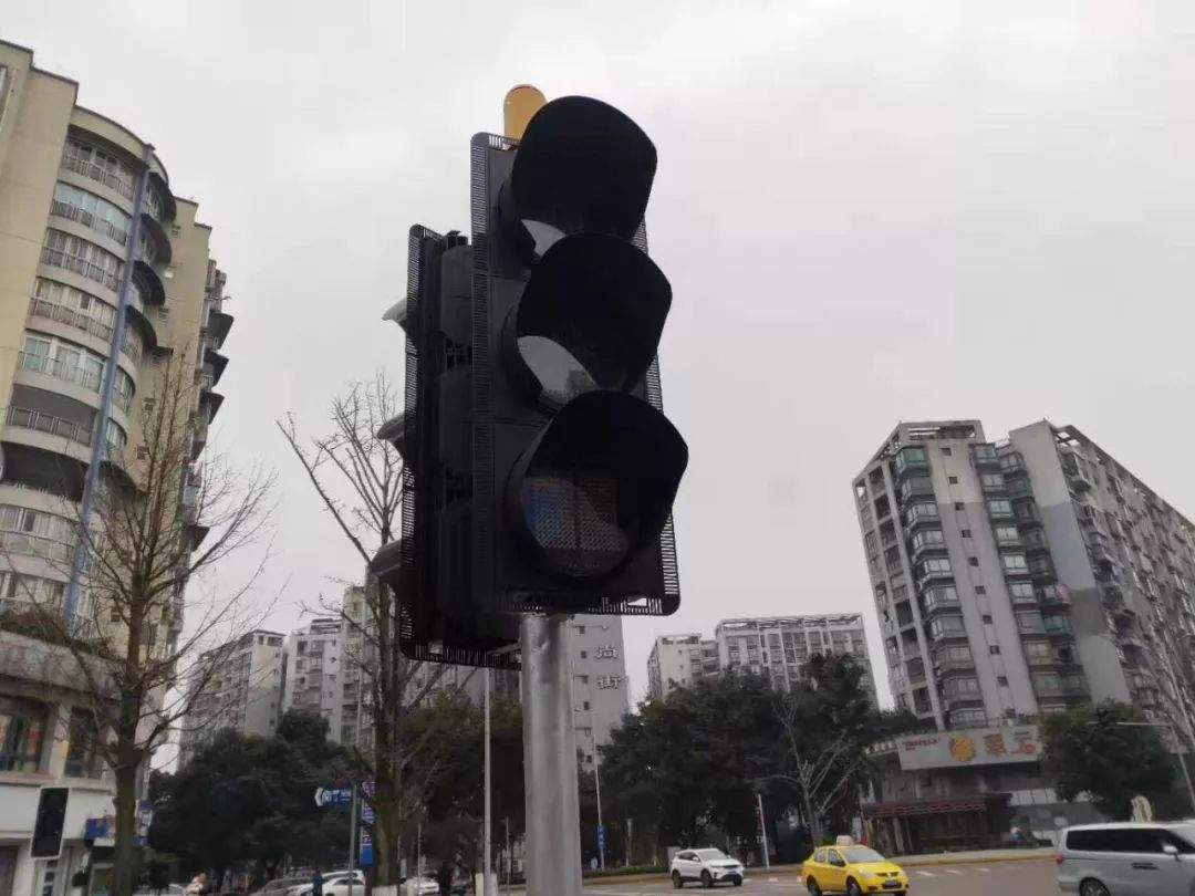 渝北空港转盘红绿灯罢工8个月,人车混行安全隐患大!_胡先生