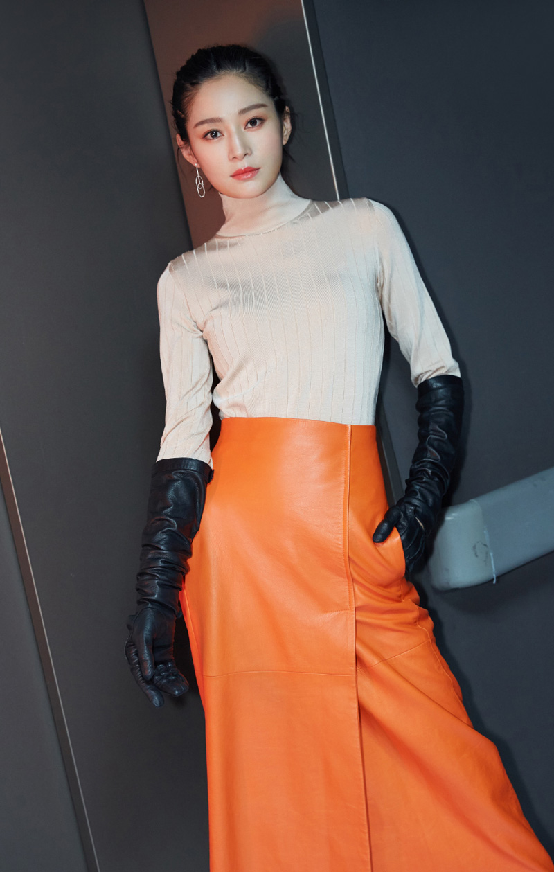 看了钟楚曦之前的照片,终于知道为啥称她为靠肩颈线换头的高级脸