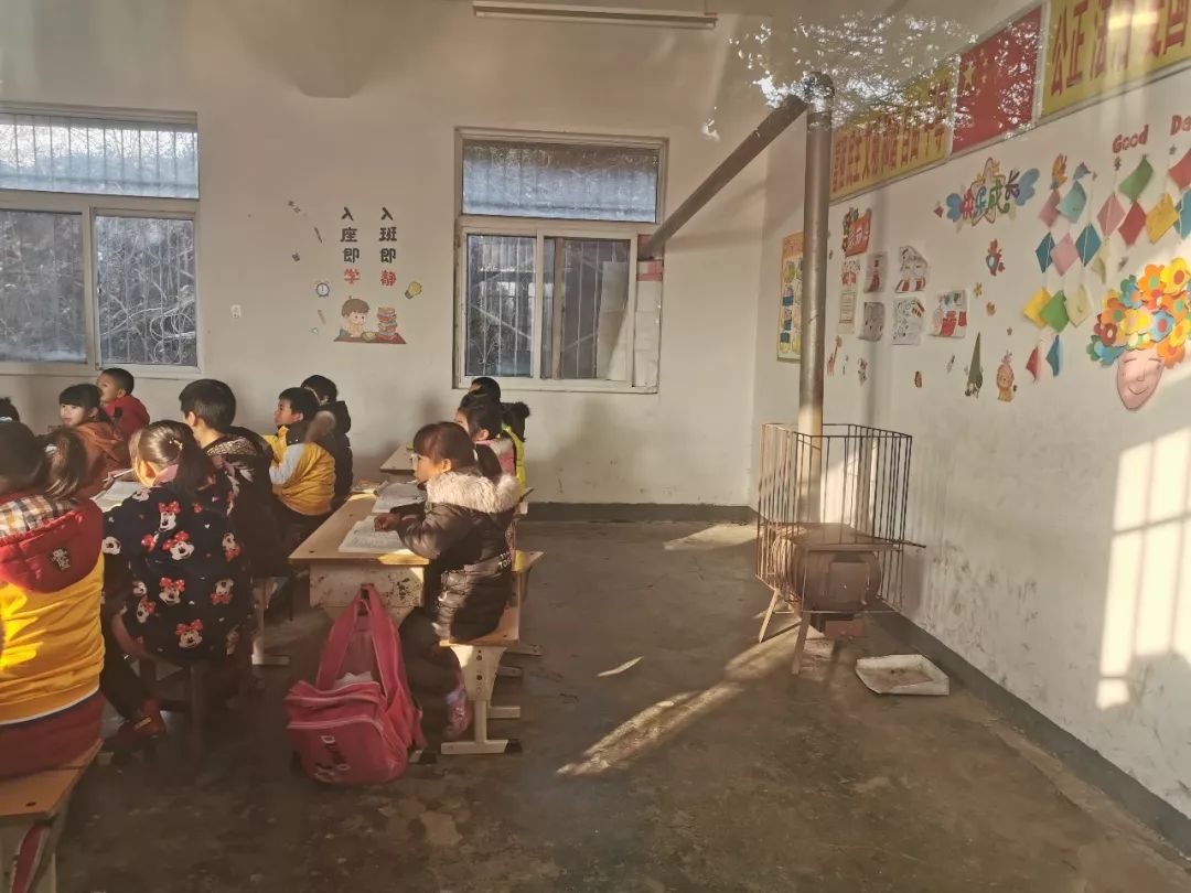 乡村小学教室烧柴取暖苏曦董事长心疼了给每一个教室都装上空调