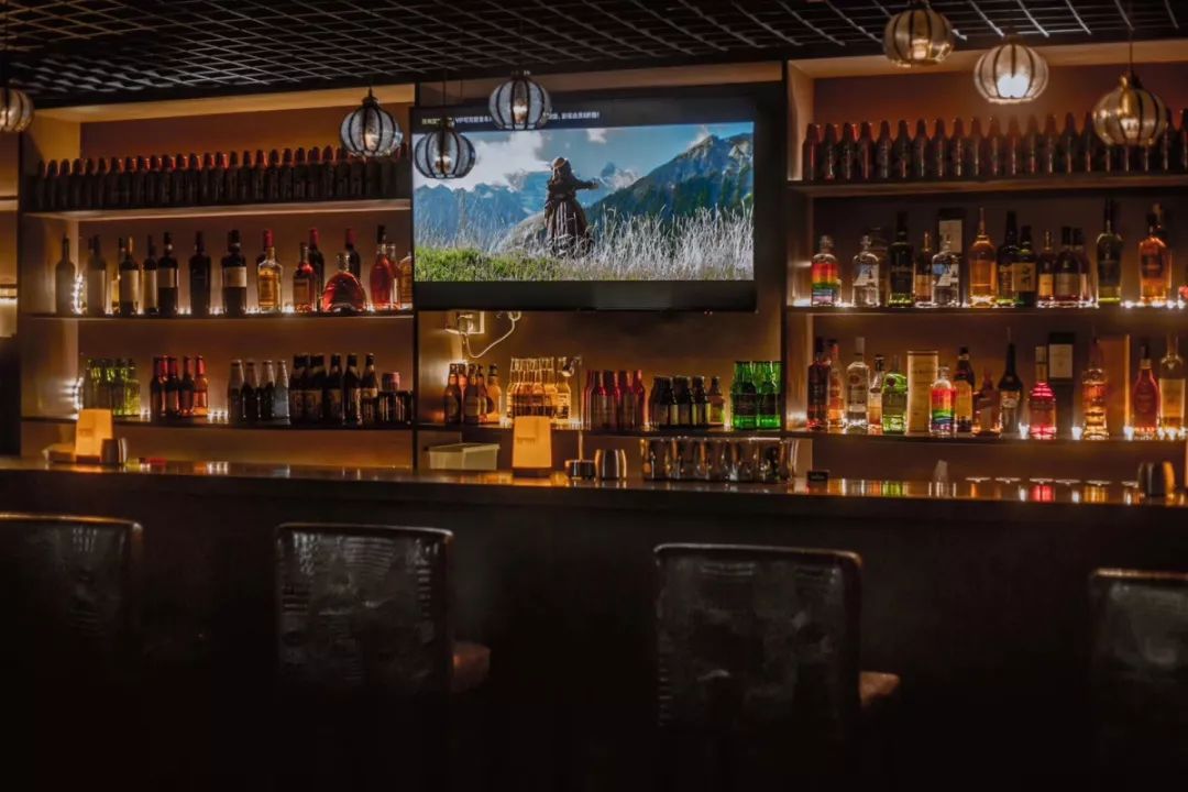 绍兴的林垦公园小城市的夜生活13个酒吧和13个夜晚