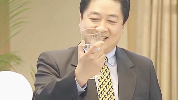 黑洞张峰喝下9大杯白酒当场不行了扶出来却立马好了