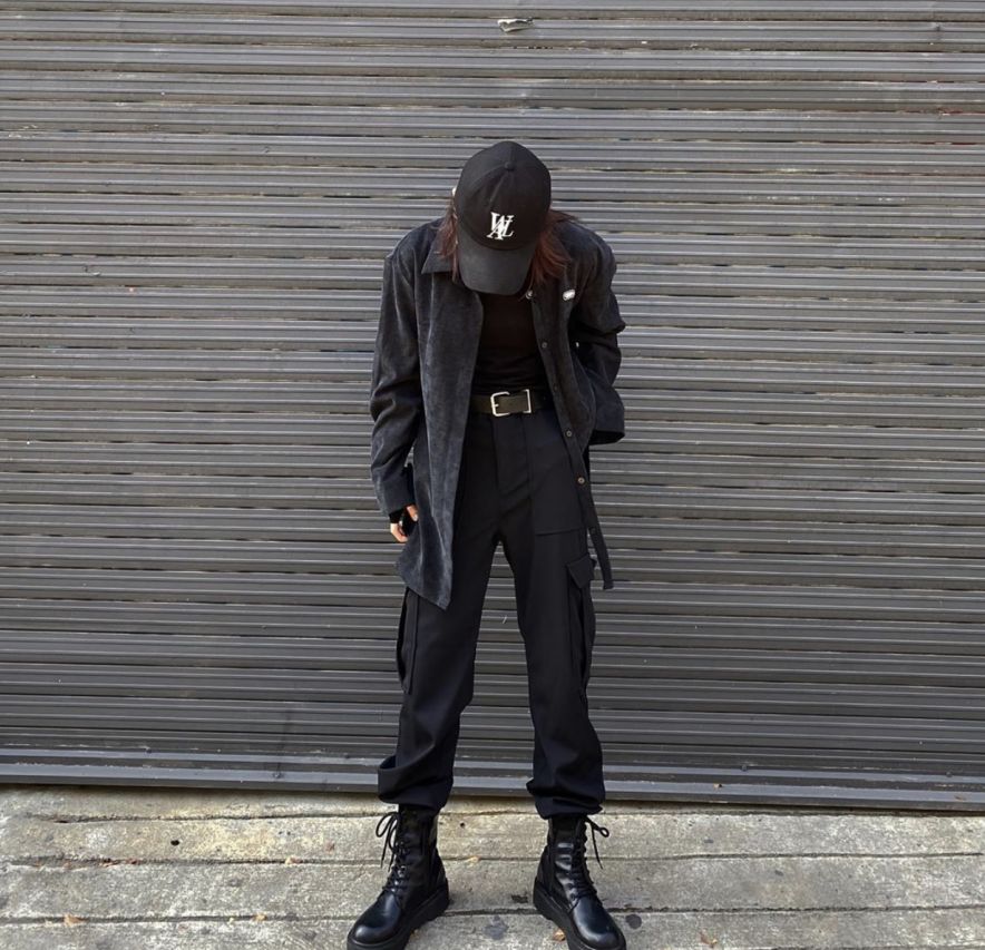 首先不得不提就是帅气的工装裤了,这种裤型真是非常遮肉,配上马丁靴