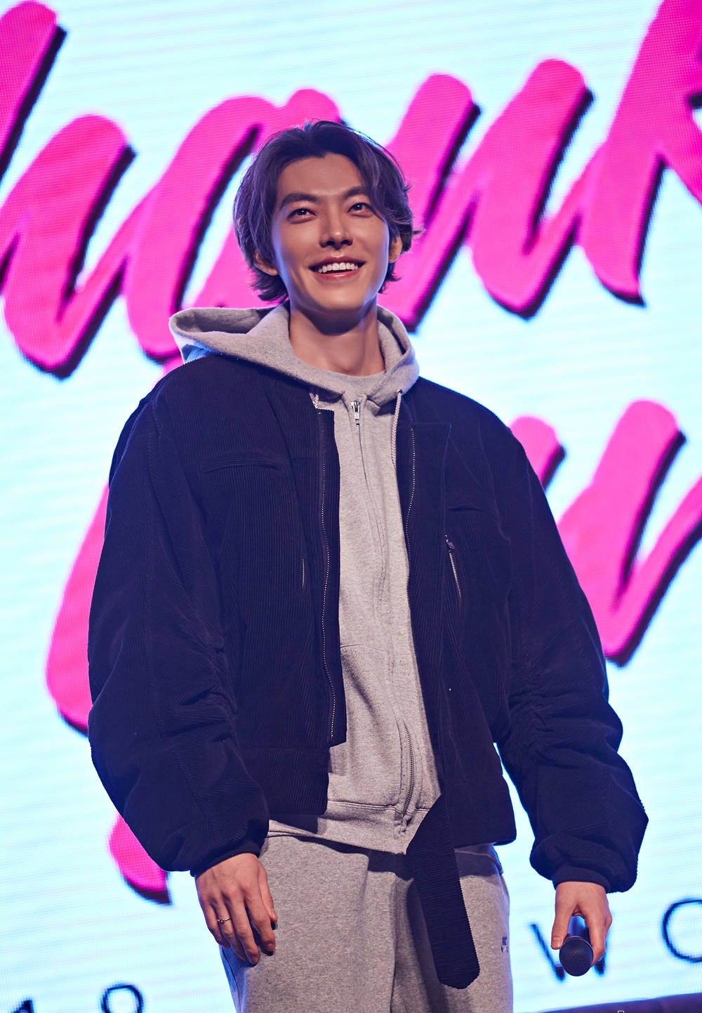 金宇彬长发写真温柔又浪漫浓密发量惹人羡不见癌症患者憔悴感