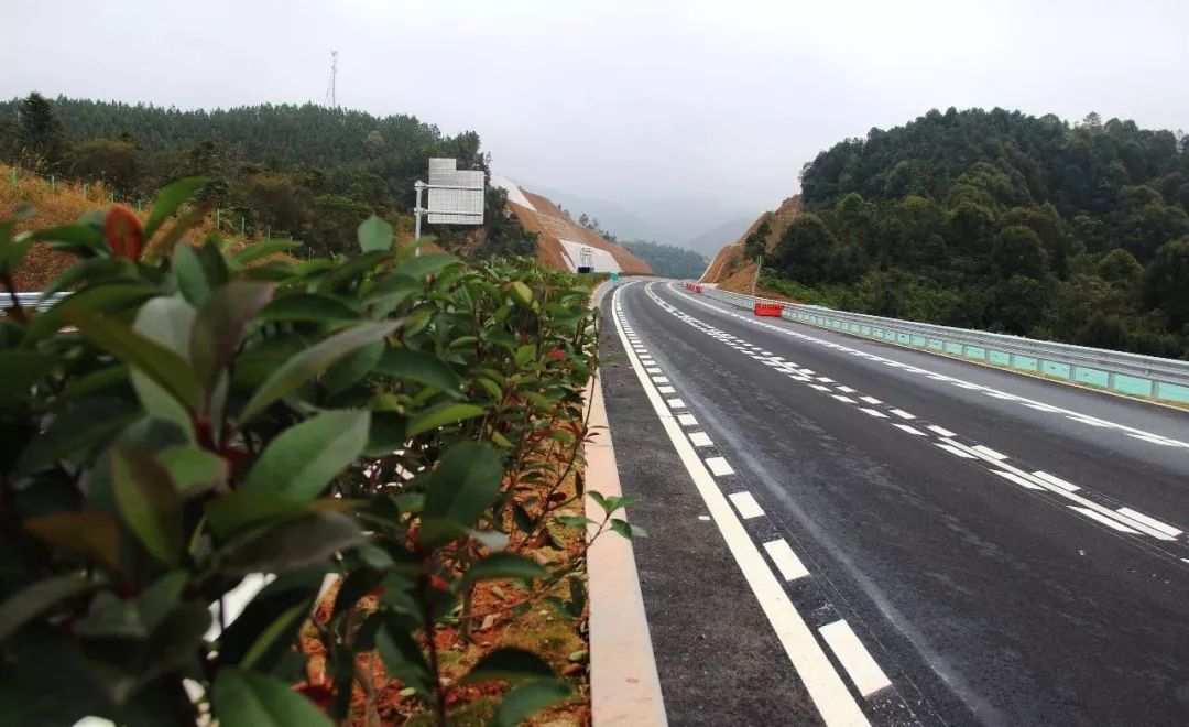 视频:驶入即将开通的河惠莞高速龙川段,带您去看不一样的风光.