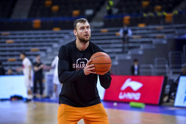 顶级内线碰撞阿联三节打卡下班莫泰一人苦撑上海队