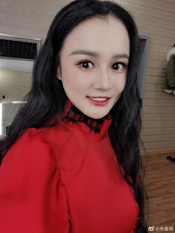 原创辣妈冉莹颖晒自拍红唇明眸美艳动人,不惧误解要继续笑对人生!