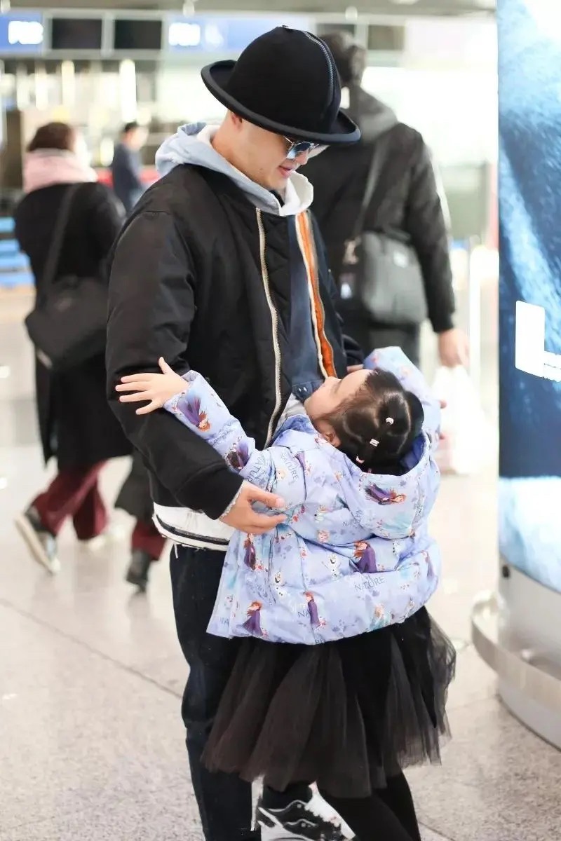 包贝尔一家亮相机场,女儿饺子红唇纱裙颜值高,4岁美成公主范