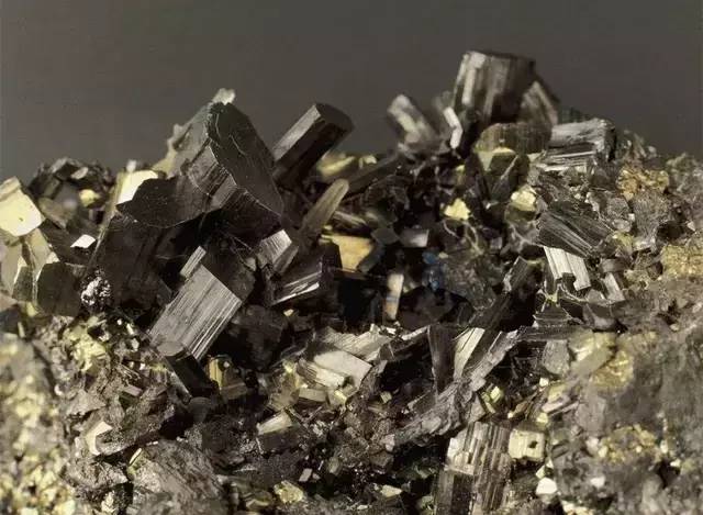 这种石头古人称为 "白砒石",将它砸成小块,除掉杂石,然后和煤,木材