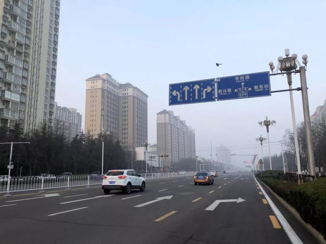 平日里车流量较大的学院路和天宝路,记者注意到,我市街道上的车流量