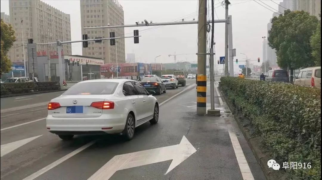 正處於右轉道上 而其中一個電線杆 因為更靠近十字路口 嚴重影響過往