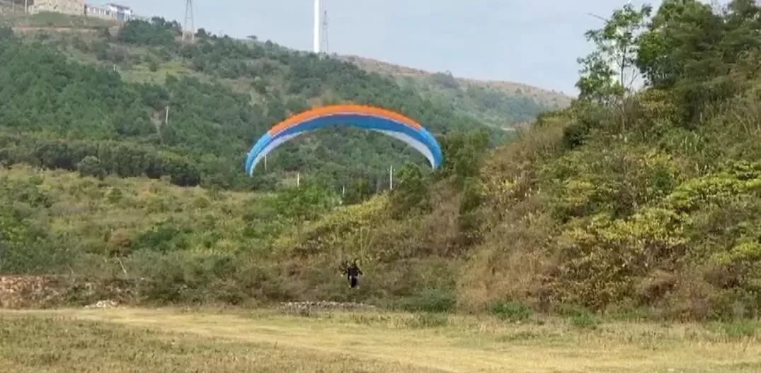 嚇南寧六景霞義山有人玩滑翔傘險被捲入大風車真相是