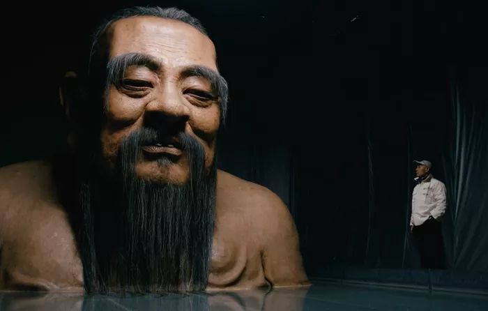 挑战身体极限的行为艺术家,行走在鼠年的红色荷尔蒙