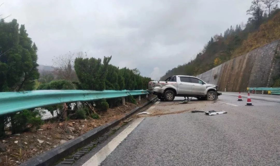 当巡逻至厦蓉高速1178km贵阳往广西方向时,看到前方超车道上斜停着
