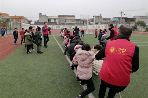 广汉市双泉小学留守儿童获供电公司志愿者关爱