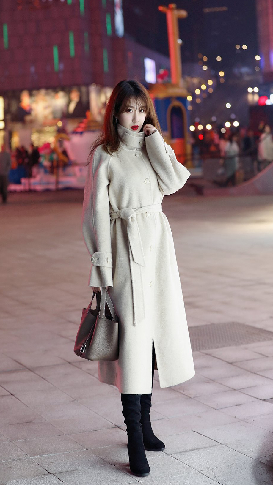 美女选择时尚大气的长款呢子大衣,凸显自己的好身材好气质