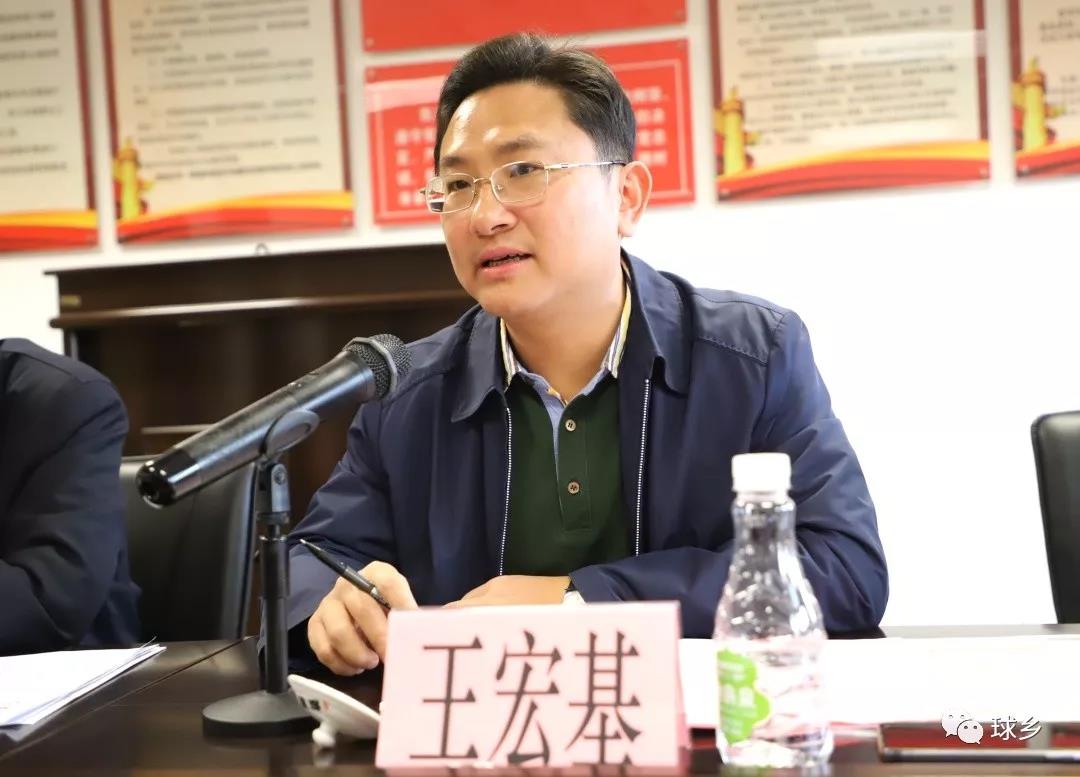 足协副会长,工作人员参加会议,会议由梅县区体育局局长冯勇文主持