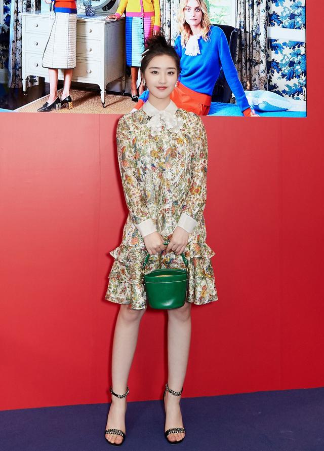 邓恩熙现身,穿格纹短款外套配牛仔裤,复古大气一点不像14岁