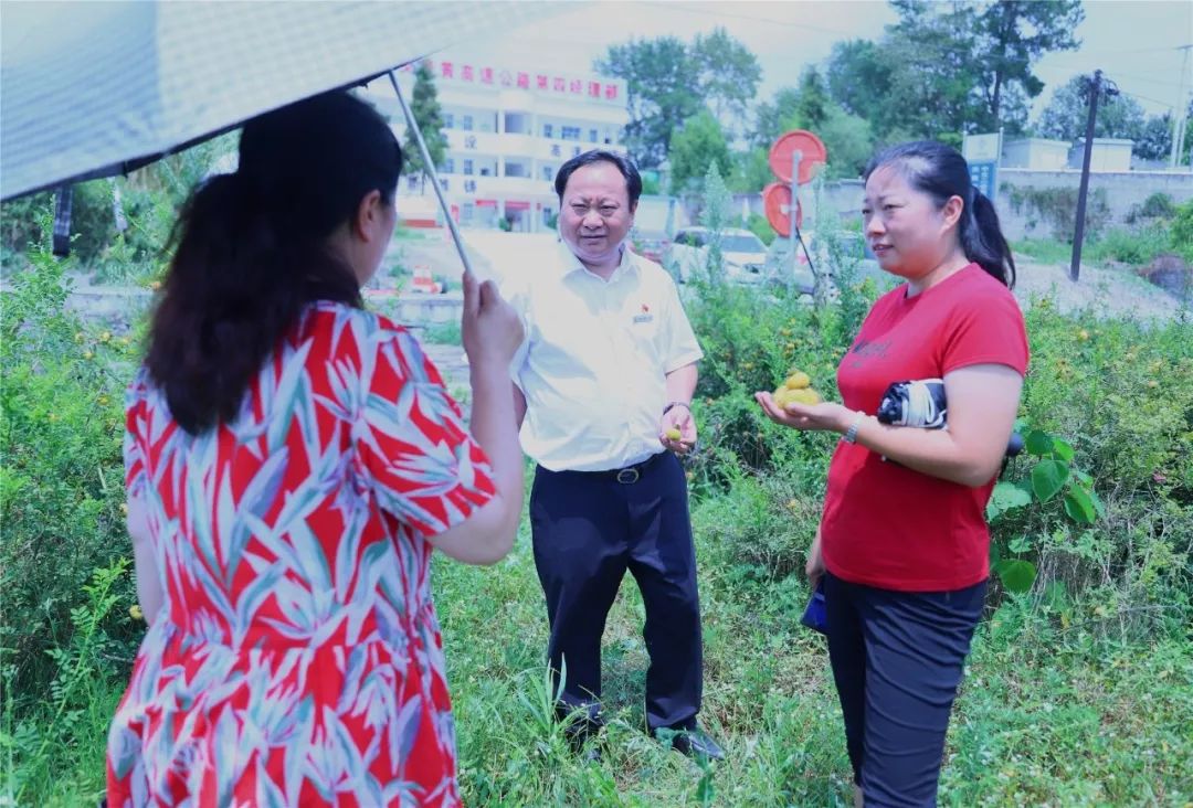 图为:洗马镇党委书记蒋光燕同龙里农商银行党委书记