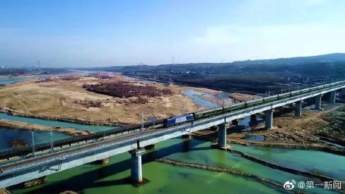 阳安铁路二线又称"阳安铁路复线",线路自既有宝成铁路阳平关站引出,止