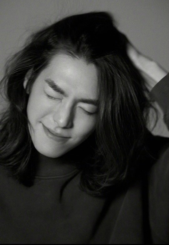 金宇彬长发写真温柔又浪漫,浓密发量惹人羡,不见癌症患者憔悴感