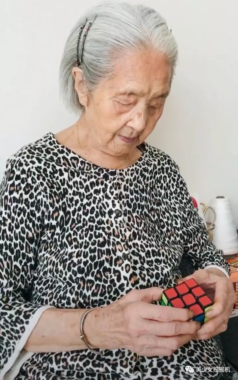 原创撒娇蹦迪撸串样样精通钟爱快乐肥宅水99岁老人被孙女宠成少女