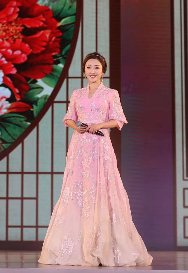 金美儿献唱中日韩领导会议 中国风礼服惊艳大气登现场