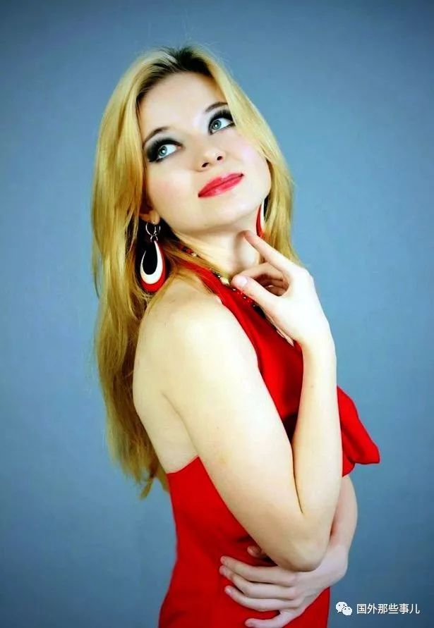 姑娘正洗澡突然身亡 男友也住院治疗_伊琳娜