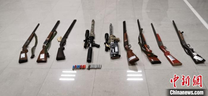 图为警方缴获的部分枪支弹药. 警方供图