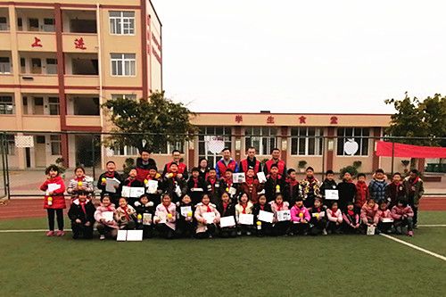 广汉市双泉小学留守儿童获供电公司志愿者关爱