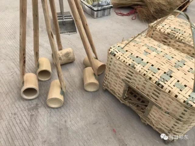 这些都是竹蔑制作而成,篓子,冬天烤火的火箱,关鸡鸭的笼子,瓜瓢,斗笠