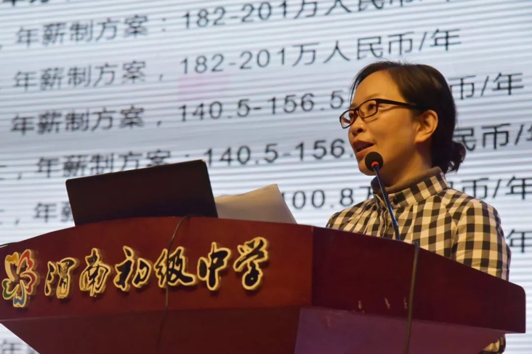 七年级杨玉梅老师不仅是一名优秀的教师,班主任,也是一个成功的妈妈.