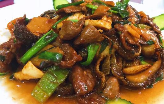 紫苏炒牛杂对于南宁人来说爱吃紫苏是出了名的,因此他们都特别爱在