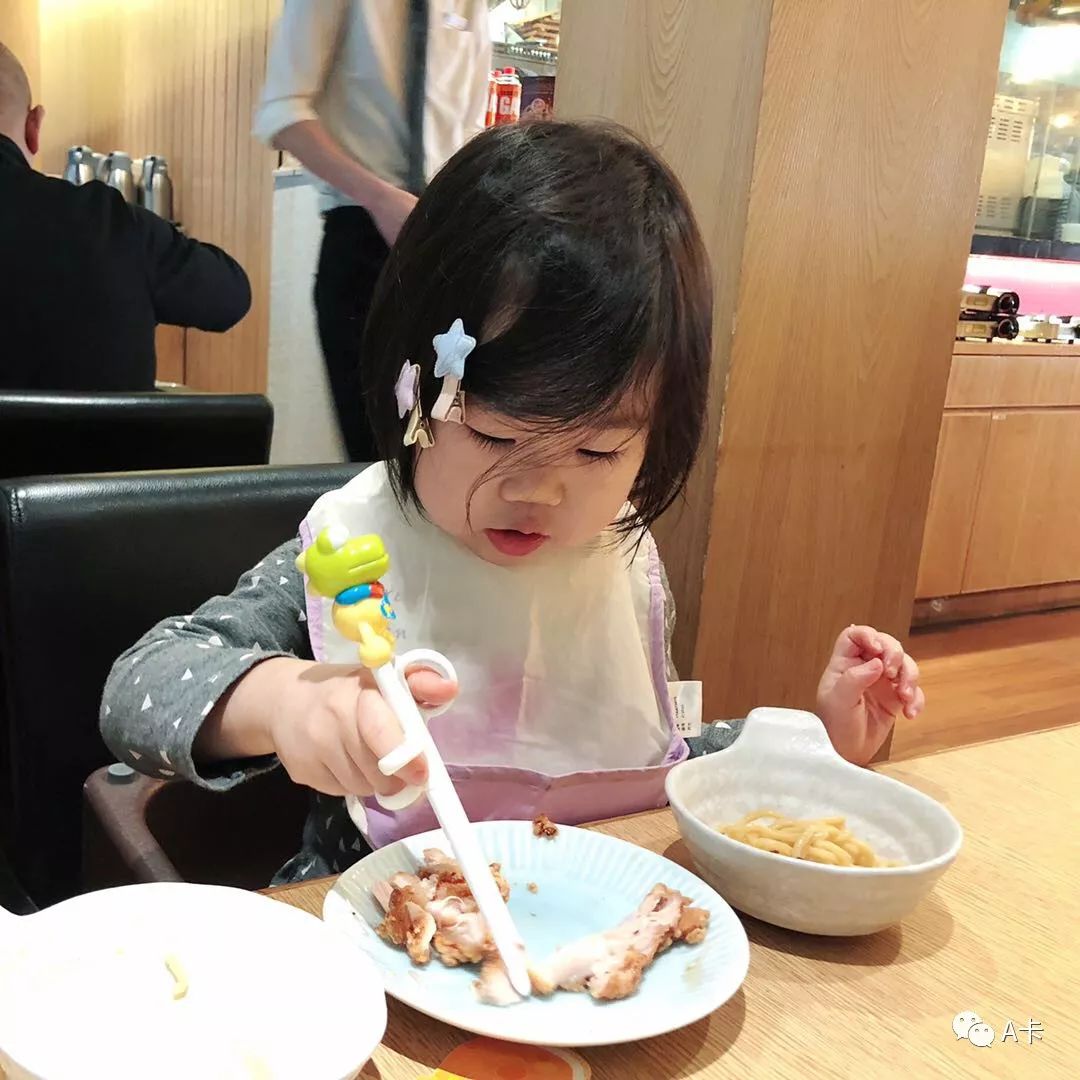 轻松3步培养小宝宝独立吃饭