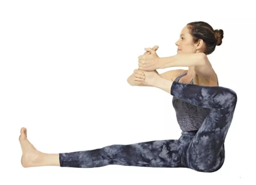 提升步态的开髋体式瑜伽弓箭式